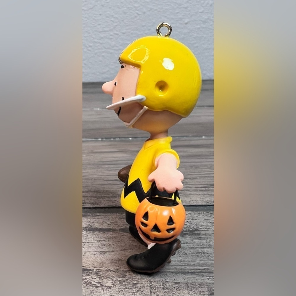 HALLMARK NIB 2009 Get a 1st Down, Charlie Brown! Peanuts Gang Halloween Ornament - Picture 5 of 8